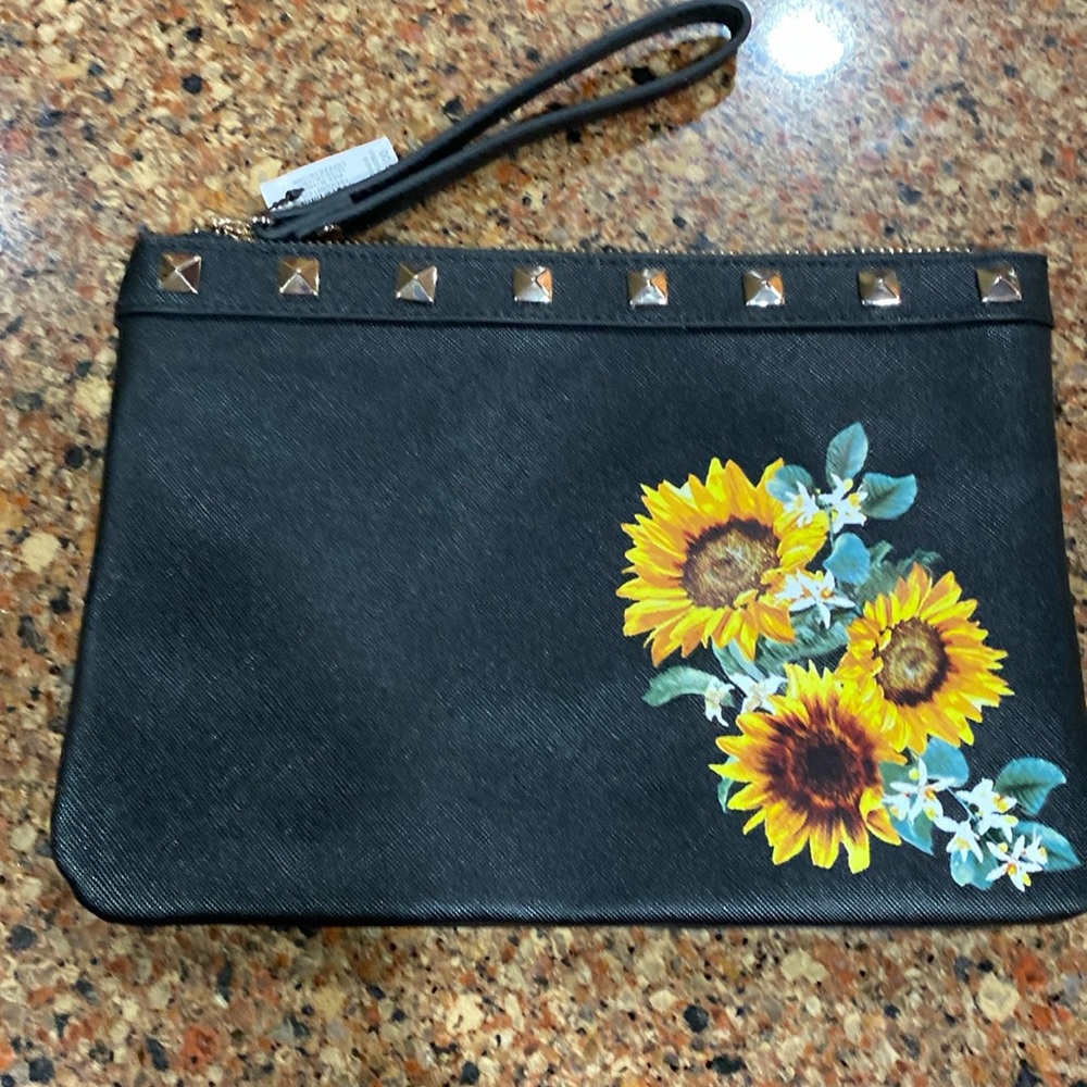 ****CLEARANCE SALE*****NWT WHITE HOUSE BLACK MARKET LARGE WRISTLET